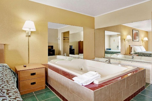 Days Inn by Wyndham Knoxville West image 3