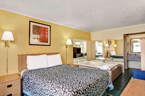 Days Inn by Wyndham Knoxville West image 4