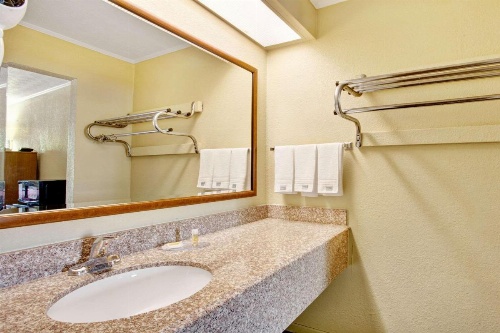 Days Inn by Wyndham Knoxville West image 6