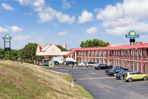 Days Inn by Wyndham Knoxville West image 9